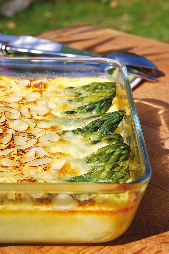 Clafoutis salé aux asperges vertes amandes et parmesan