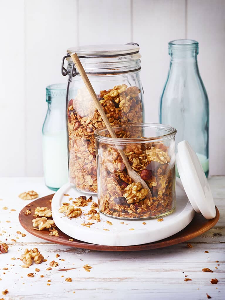 Granola aux noix, noisettes et chocolat