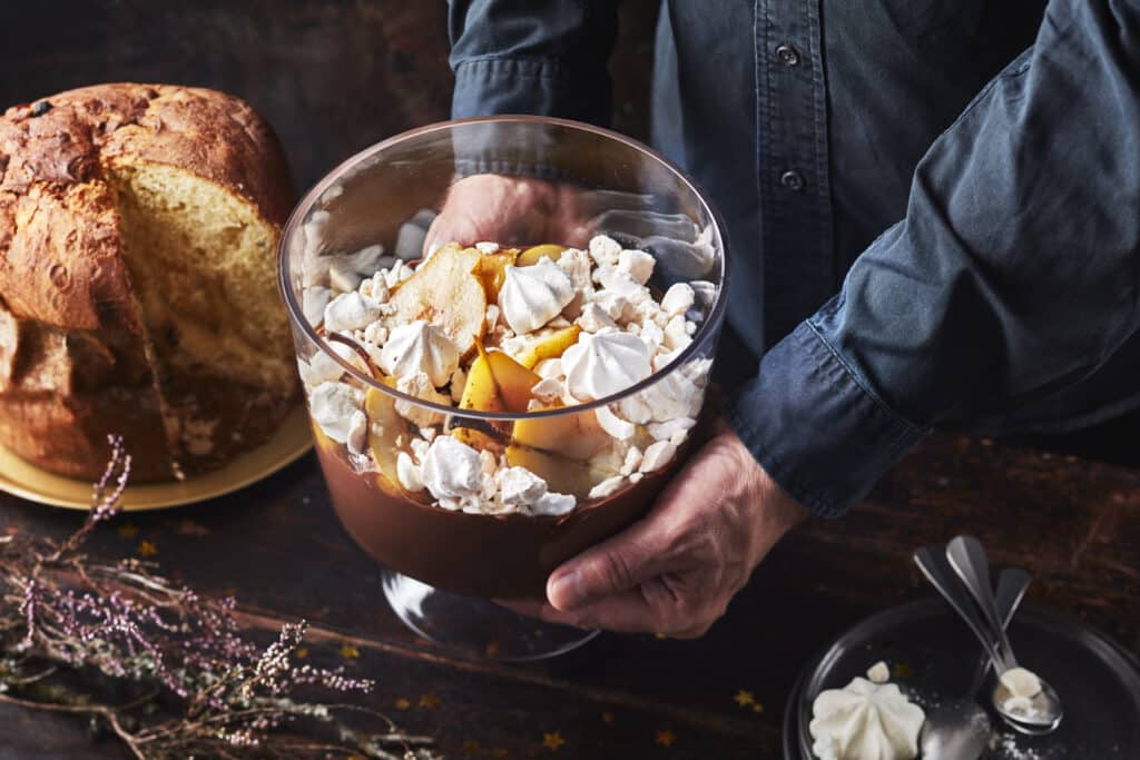 Dessert gourmand au chocolat et poire pochées aux épices, meringue