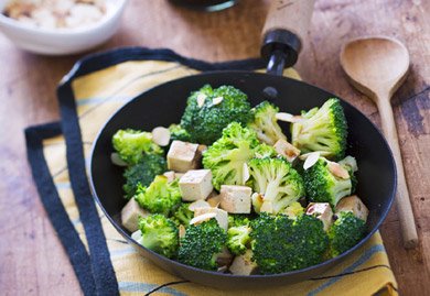 Wok de brocolis aux amandes effilées et au tofu fumé