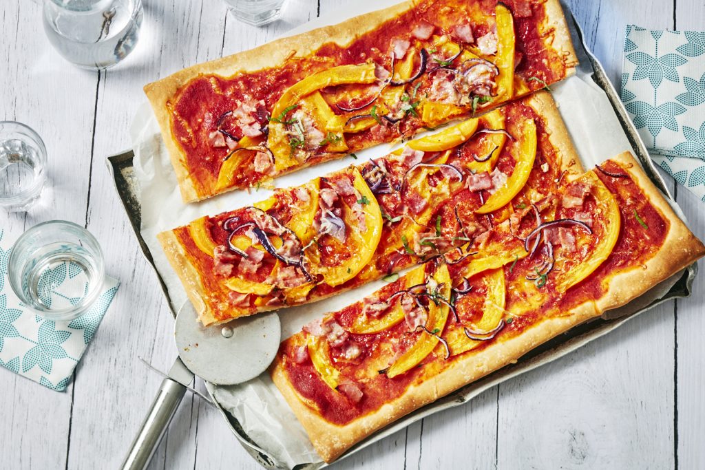 Pizza potimarron, jambon et oignon rouge