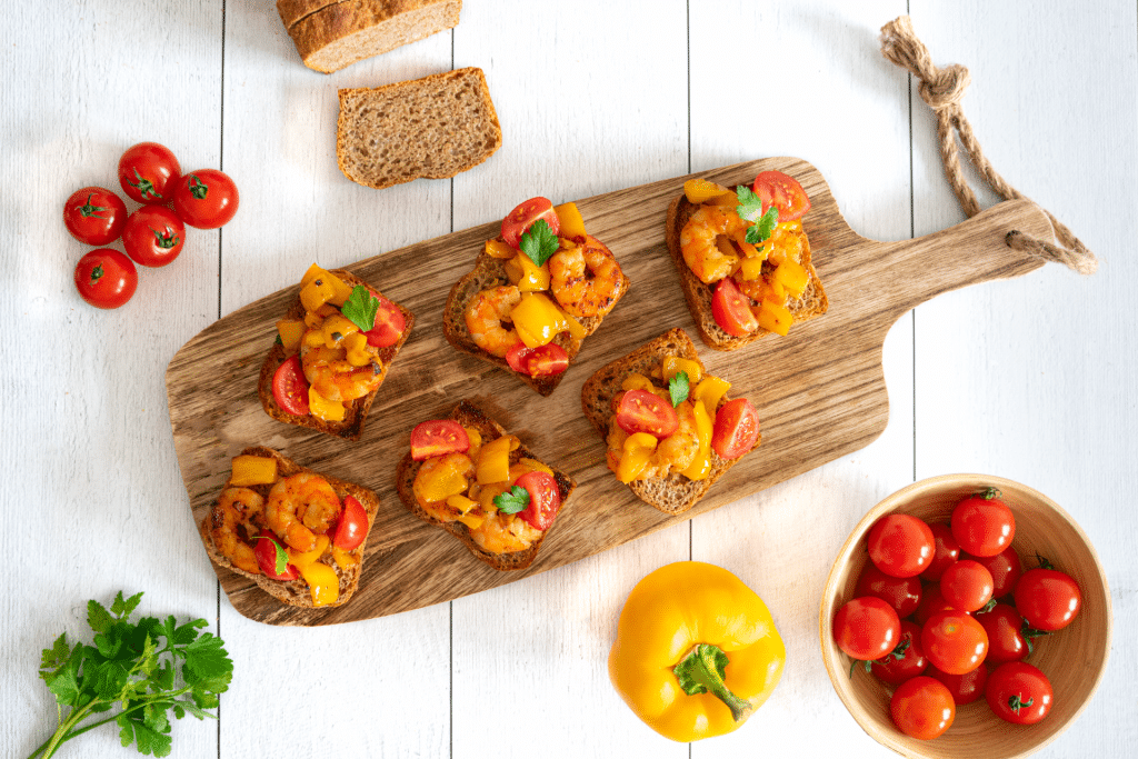 Bruschettas aux tomates, poivrons et crevettes