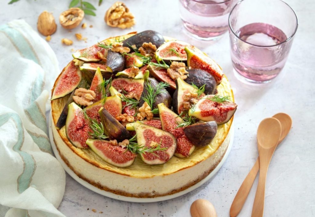 Cheesecake aux fromages, figues et noix