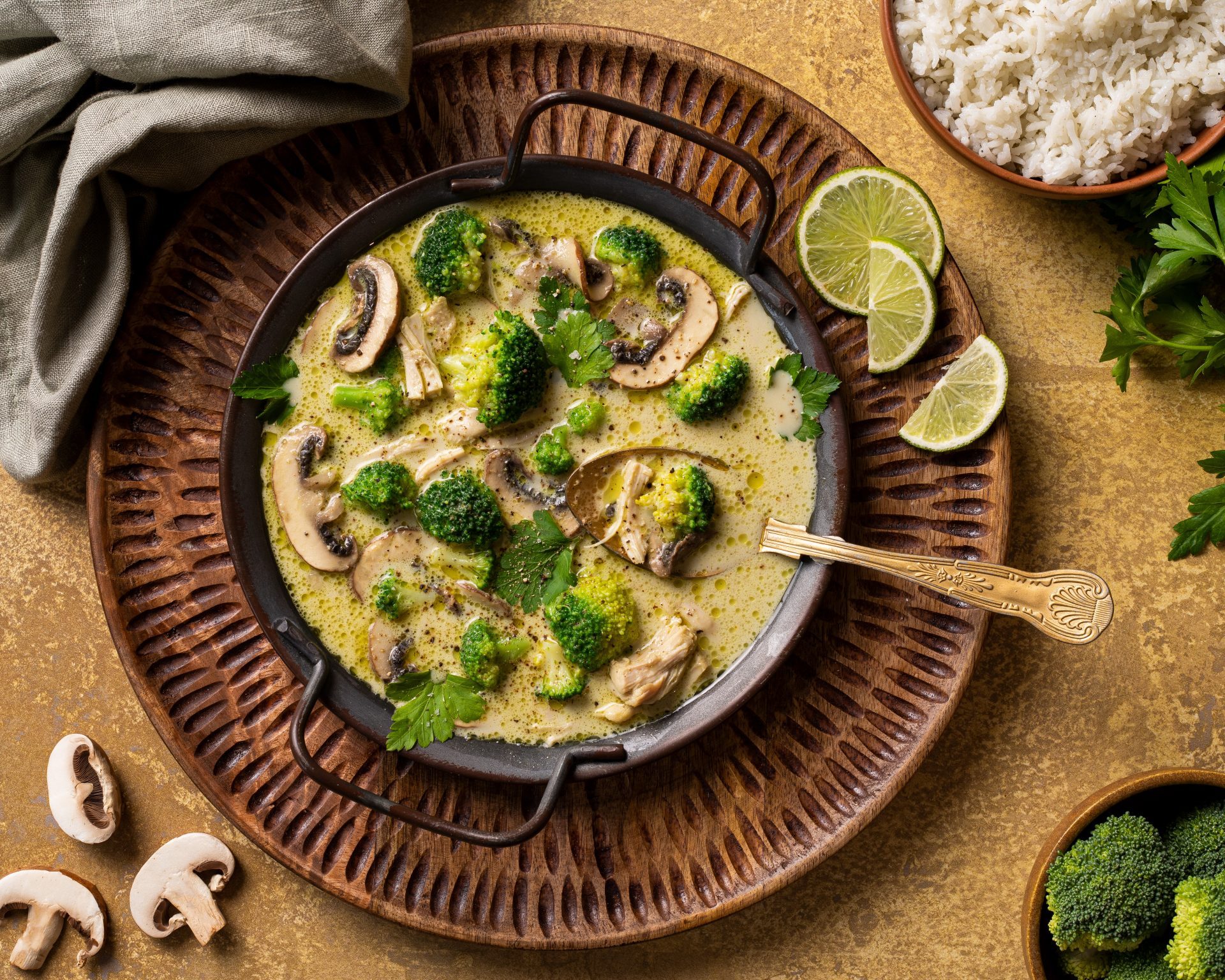 Curry vert Thaï au brocoli, champignons et poulet