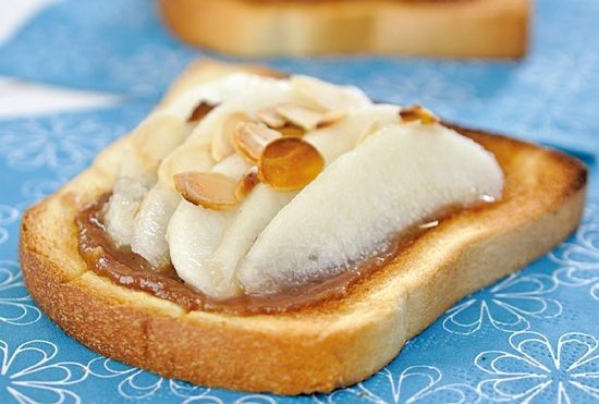 Tartine de poires, crème de marron et amandes