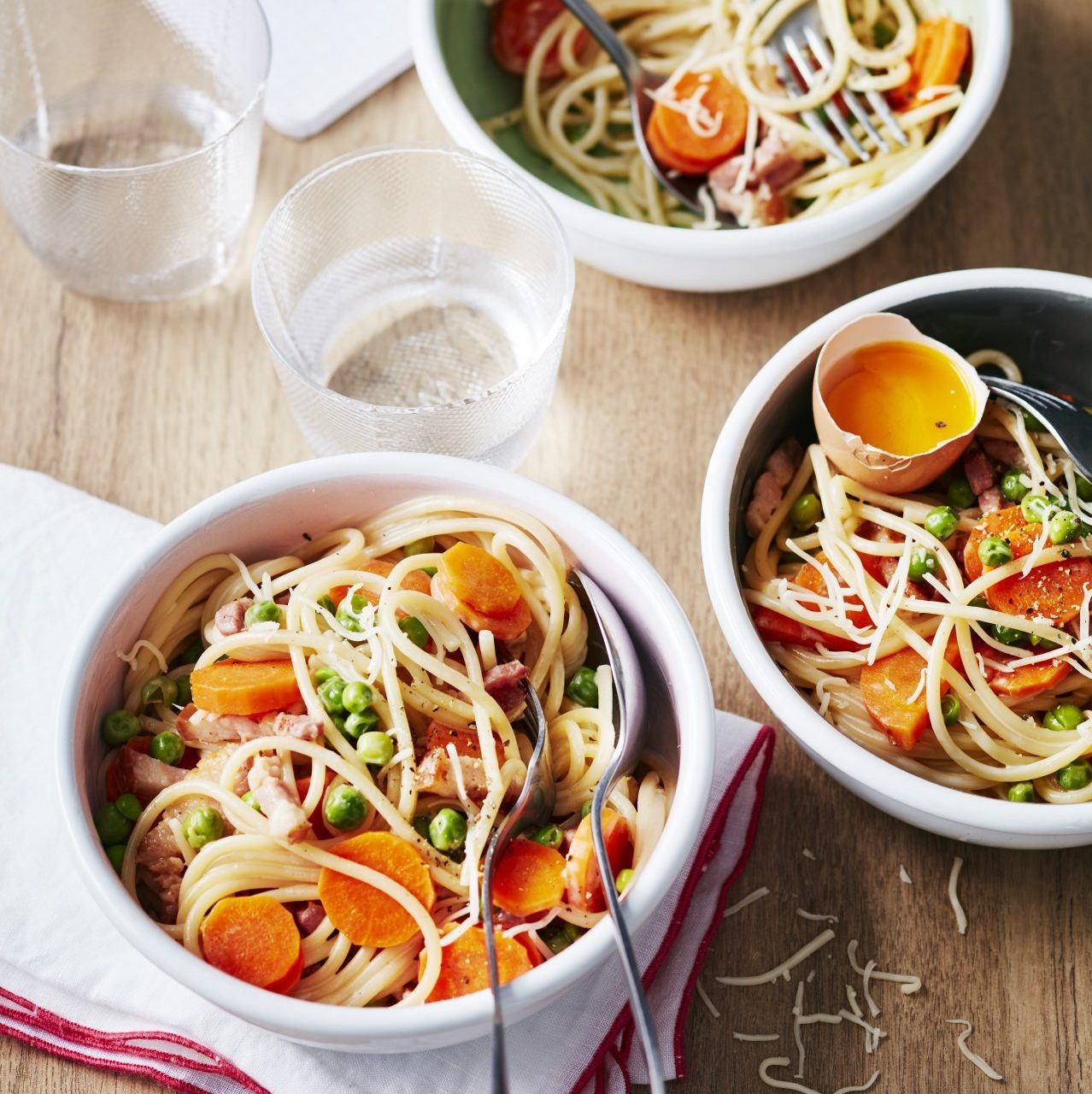 Spaghettis à la carbonara aux petits légumes