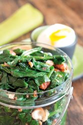 Wok d'épinards aux noisettes et œuf mollet