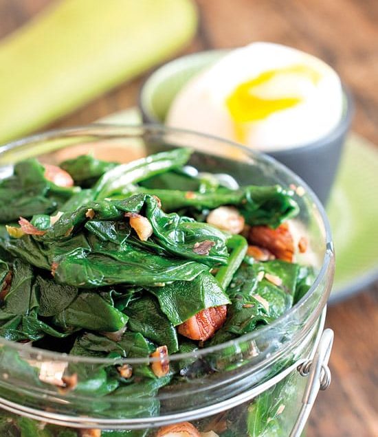 Wok d'épinards aux noisettes et œuf mollet