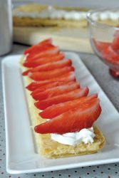 Craquants aux fraises, caramel à l'hibiscus et crème fouettée