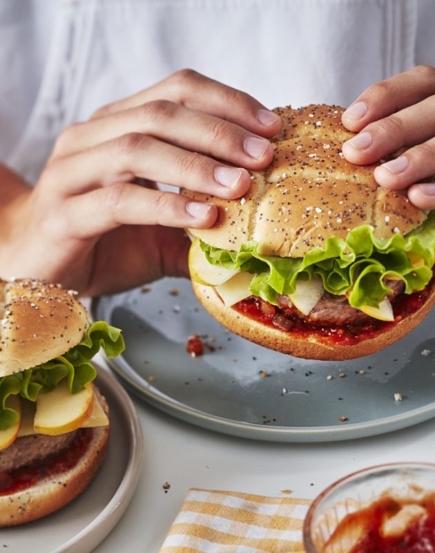 Burger sucré salé, steak haché, pomme, comté, salade, sauce piquante