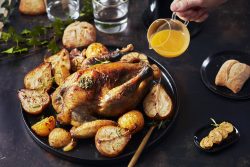 Pintade rôtie aux poires et clementine, beurre paprika, herbes