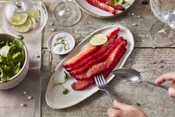 Saumon gravelax à la betterave, cresson, zestes de combava