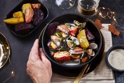 Coquillages à la crème de lard et aux betteraves rôties et croustillant de sarrasin