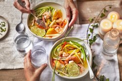 Nage de gambas et haddock, poireaux, piment, citronnelle, pomme Granny