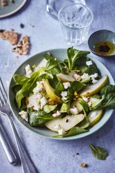 Salade de mâche, pistache, poire et chèvre frais