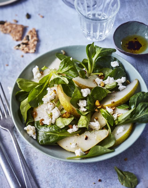 Salade de mâche, pistache, poire et chèvre frais