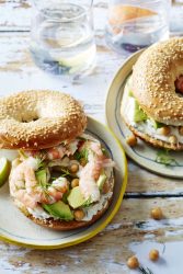 Bagel avocat fromage frais pois chiche crevette aneth, citron