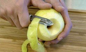 Eplucher une pomme