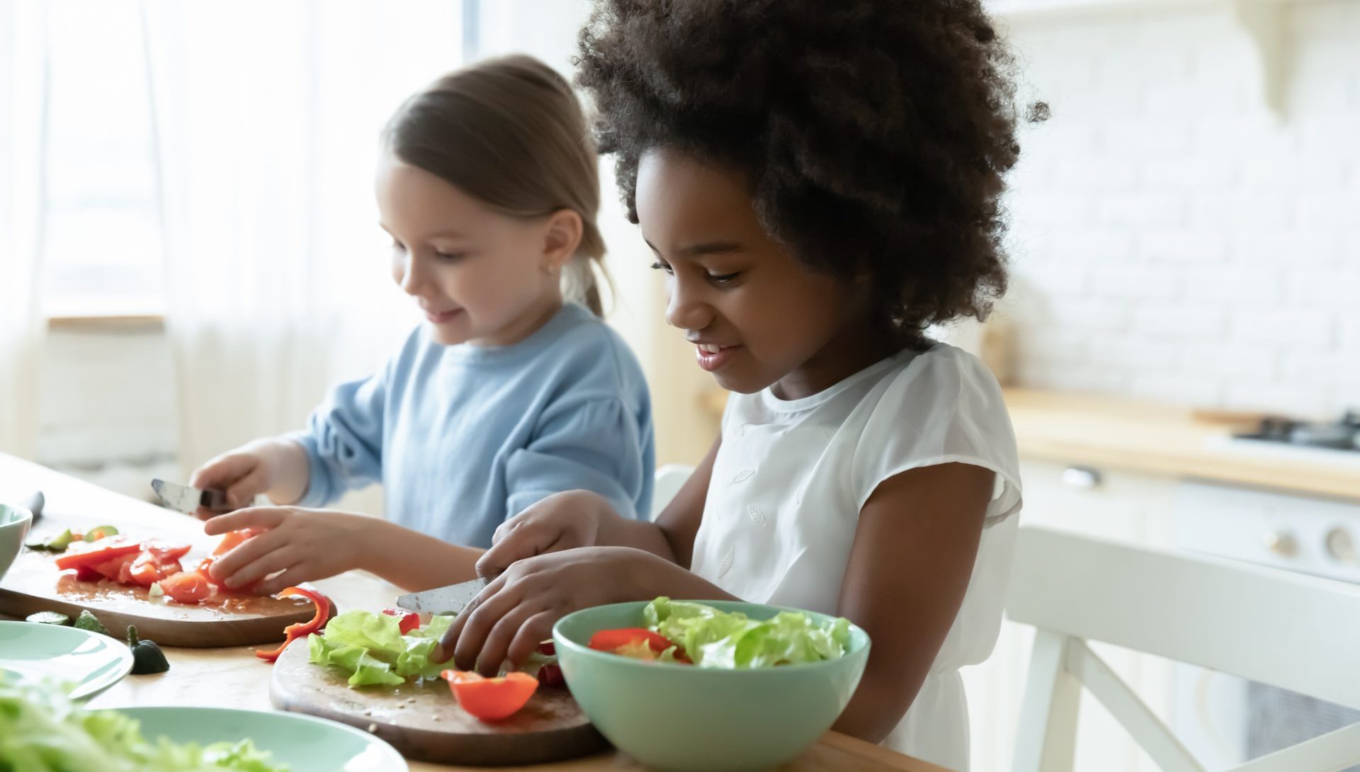 Les enfants cuisinent des fruits et légumes