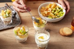 Trifle de kiwi, clémentine au fromage blanc et palet breton