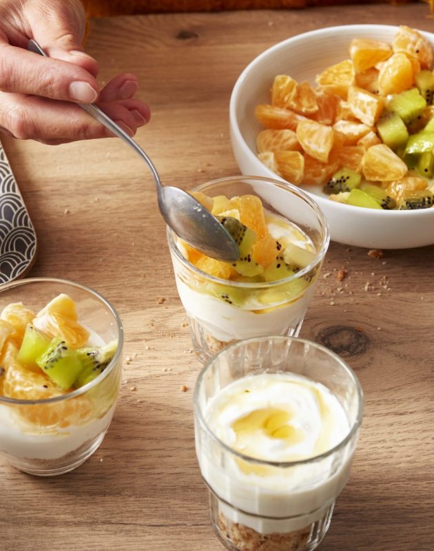 Trifle de kiwi, clémentine au fromage blanc et palet breton