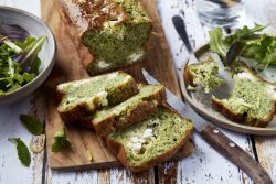 Cake aux fanes de carottes, zestes de citron, chèvre et menthe
