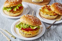 Burger aux galettes de chou-fleur au curry