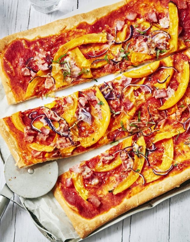 Pizza potimarron, jambon et oignon rouge
