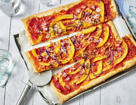 Pizza potimarron, jambon et oignon rouge