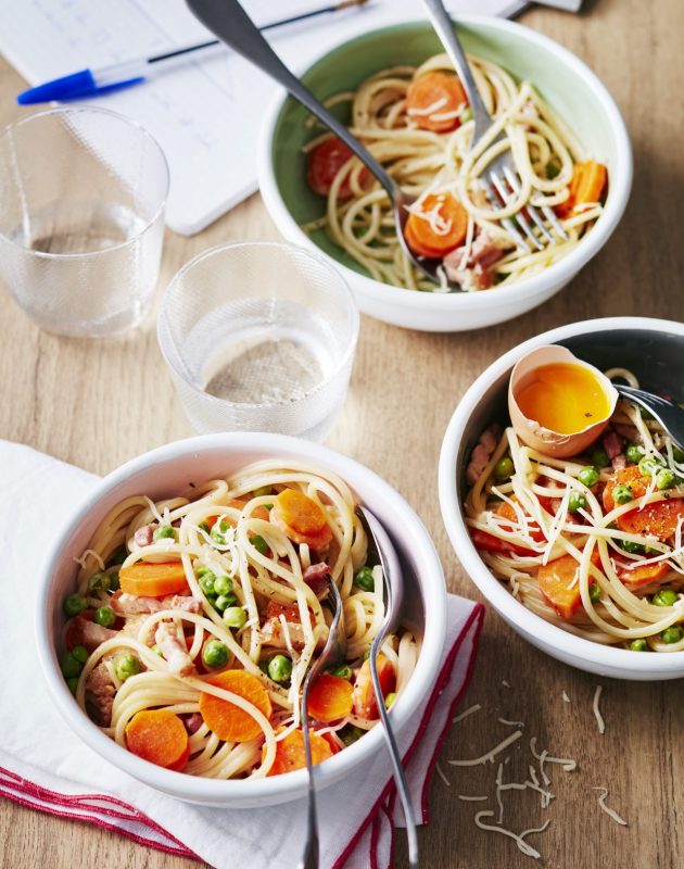 Spaghettis à la carbonara aux petits légumes