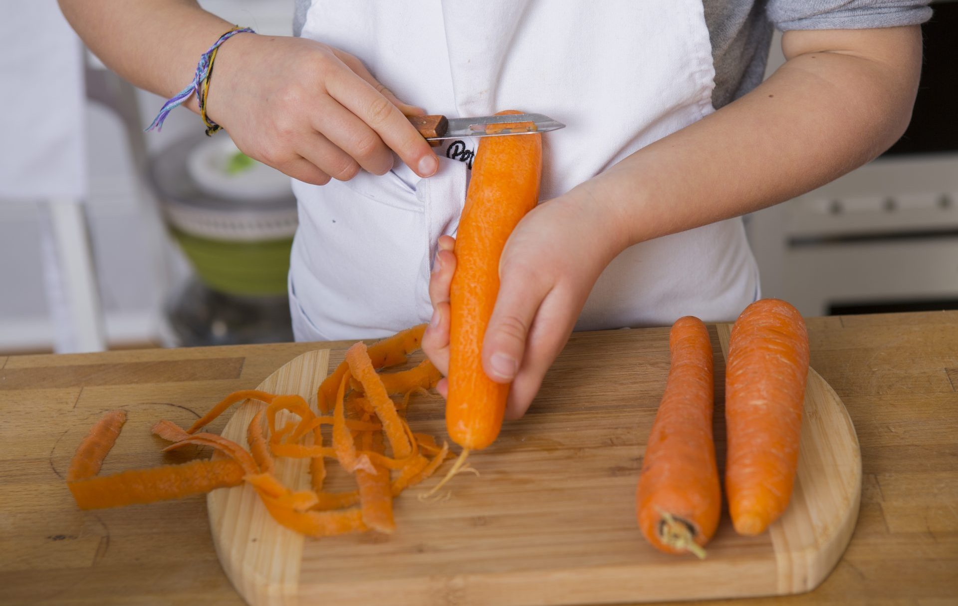 Eplucher une carotte