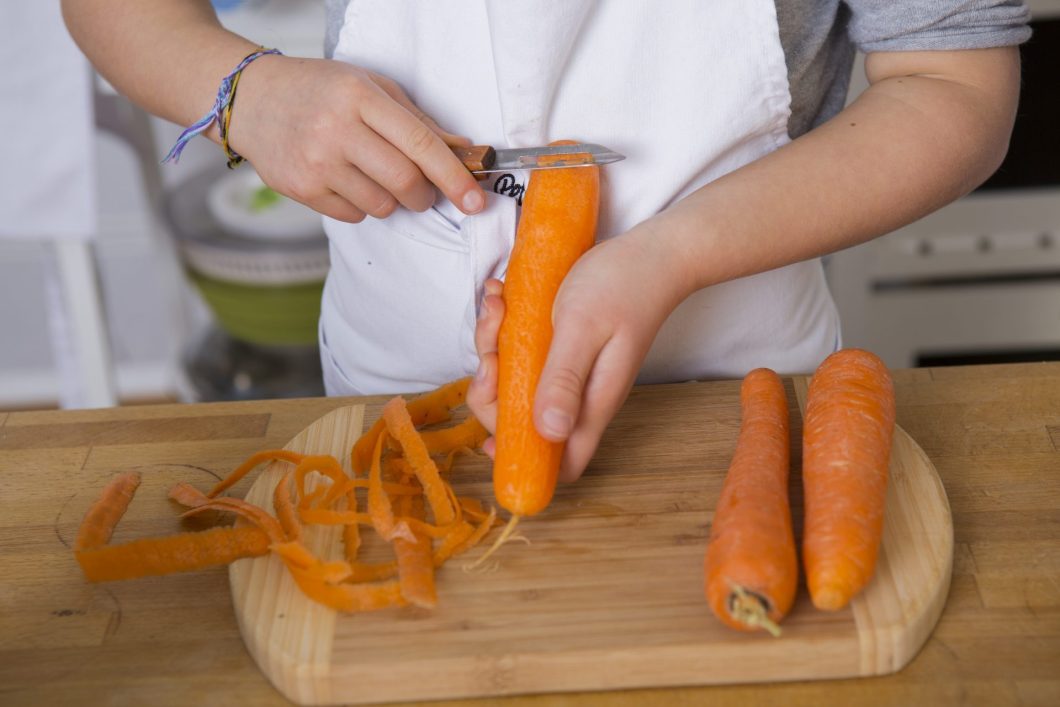Eplucher une carotte