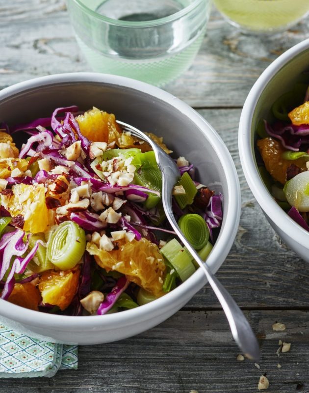 Salade de chou rouge, poireau, orange et noisettes