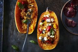 Courges spaghettis tomates oignons olives et coppa grillé, basilic