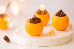 Mousse au chocolat en coque d’orange