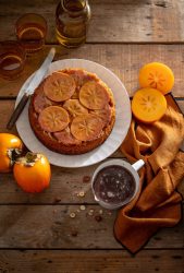 Gâteau upside-Down aux kakis, miel et sirop aux quatre épices