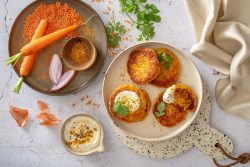 Petites galettes de restes de lentilles corail et carottes, crème au curry, coriandre