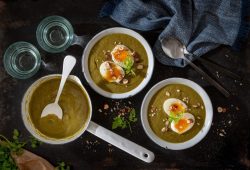 Velouté aux verts de poireaux, œuf mollet et noisettes