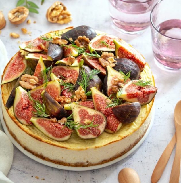 Cheesecake aux fromages, figues et noix