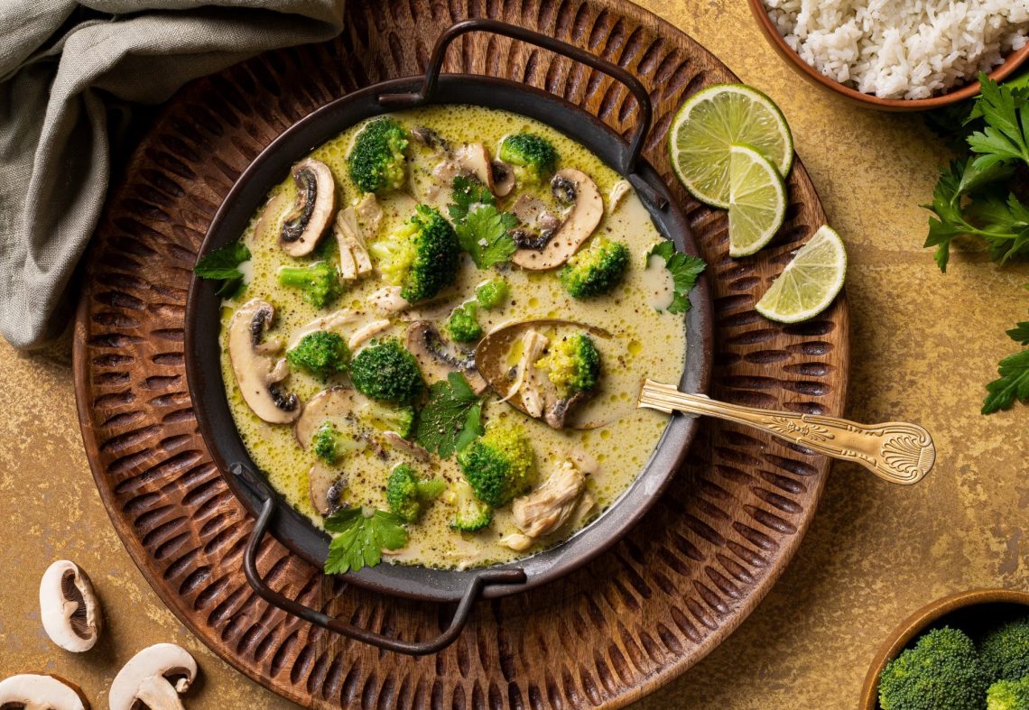 Curry vert Thaï au brocoli, champignons et poulet