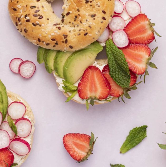 Bagel fraise avocat radis