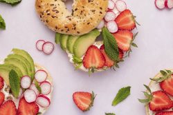 Bagel fraise avocat radis
