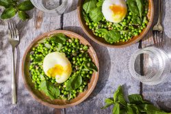 Petits pois oeuf poché