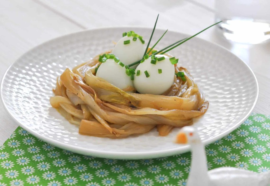 Petits nids d’endive aux œufs de caille