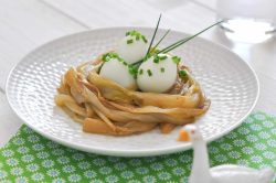 Petits nids d’endive aux œufs de caille