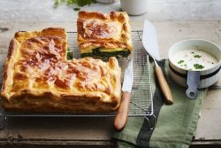 Tourte au cresson, aux pommes de terre et au saumon